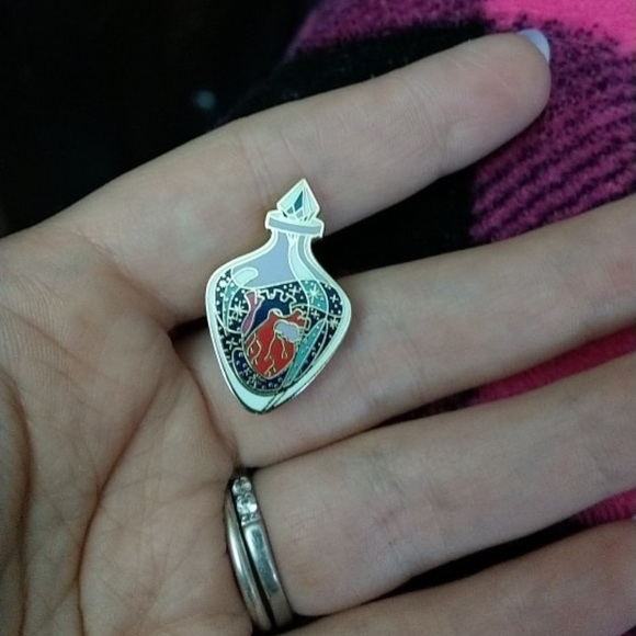 Anatomical Heart Enamel Lapel Pin Brooch - Picture 2 of 4